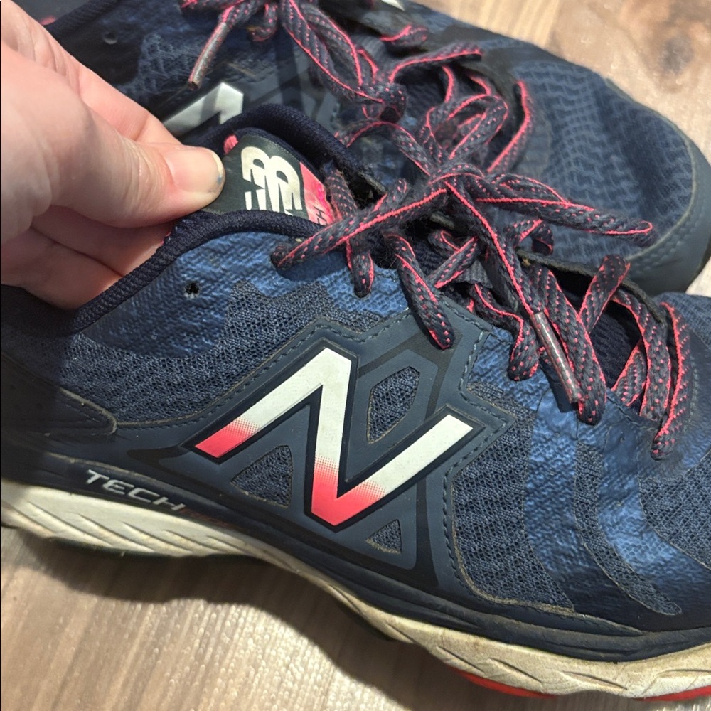 New Balance 670v5 Women's Size 9 Running Shoes Blue Pink - Picture 2 of 6